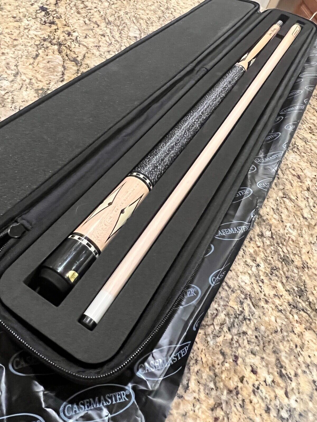 CASEMASTER PARALLAX CUE CASE RED W/ COMPARTMT. NEW PADDED SHIPS FREE BEST PRICE