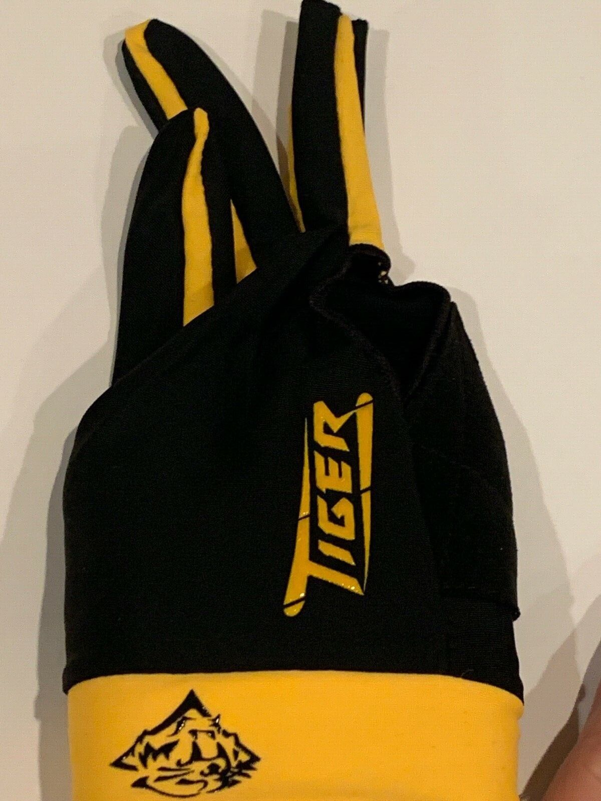 TIGER PRODUCTS PROFESSIONAL BILLIARD GLOVE RIGHT HAND MEDIUM FREE SHIPPING